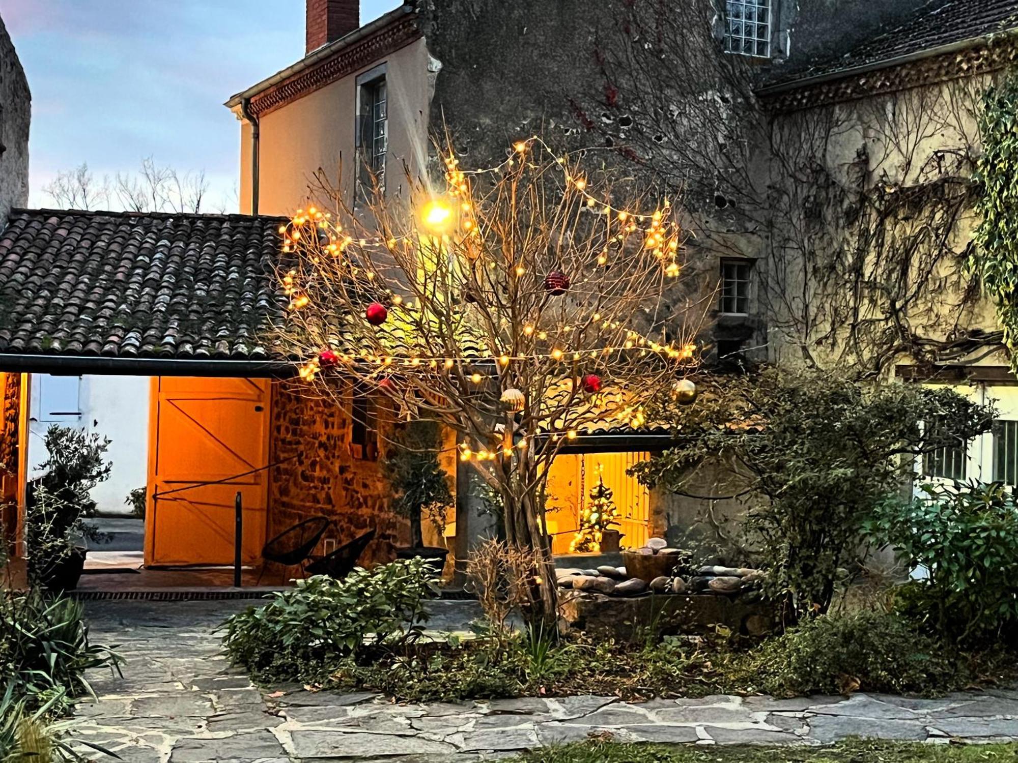 Hotel La Cour Carree Perrier Exterior foto